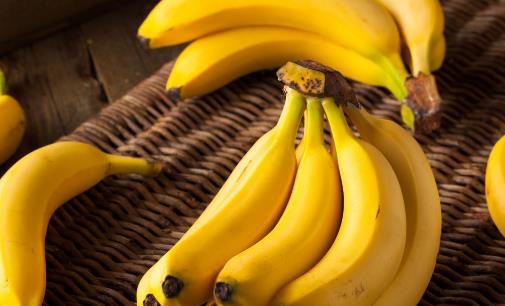 香蕉皮晒干煮水的功效与作用 香蕉皮抑制真菌防脚气