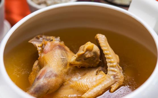 鸡汤能缓解感冒改善人体的免疫机能 这五种人群要慎喝鸡汤