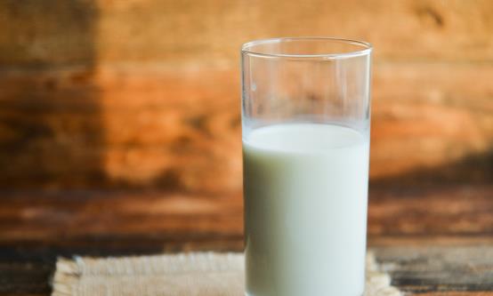 牛奶是最好的补钙选择，可凉着喝还是加热喝？冬天不要喝错了