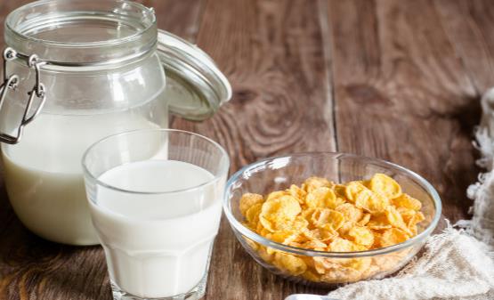 牛奶是最好的补钙选择，可凉着喝还是加热喝？冬天不要喝错了