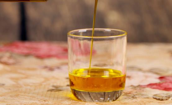 食用亚麻籽油能改善女性经前综合症 亚麻籽油的食用方法