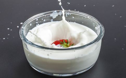喝酸奶有什么好处 怎么喝酸奶减肥 喝酸奶润肤抗衰老
